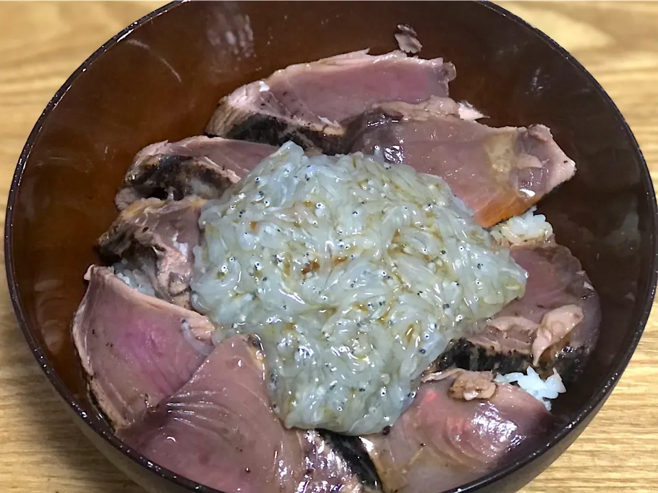 ☆かつおのたたきと生しらす丼|まぁたんさん