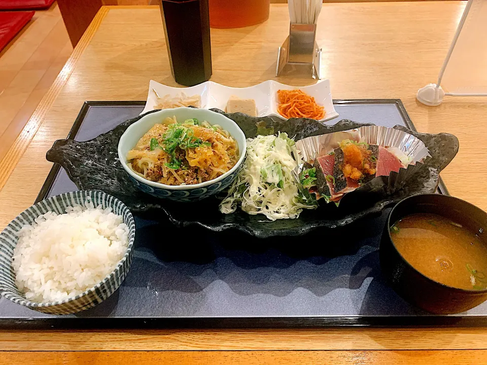 Snapdishの料理写真:本町 和たなべや 冷やし坦々麺(ミニ)と鰹のたたき定食 ¥750 2021.07.14|papicoさん