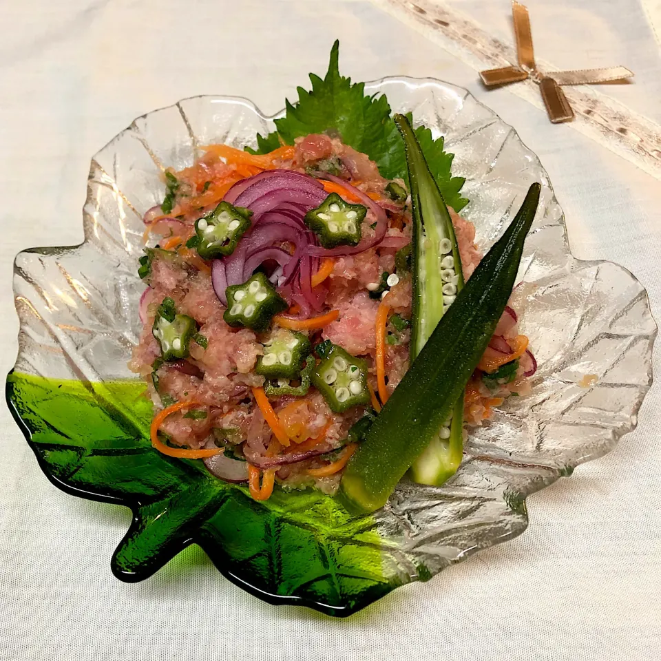 henryさんの料理 🥗ネギトロサラダ🥗人参🥕赤玉ねぎ🧅オクラ🌿|henryさん