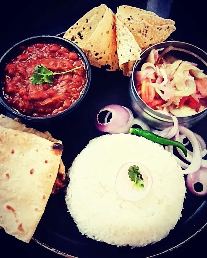 Rajma, rice, roti, salad and papad|Priyaさん