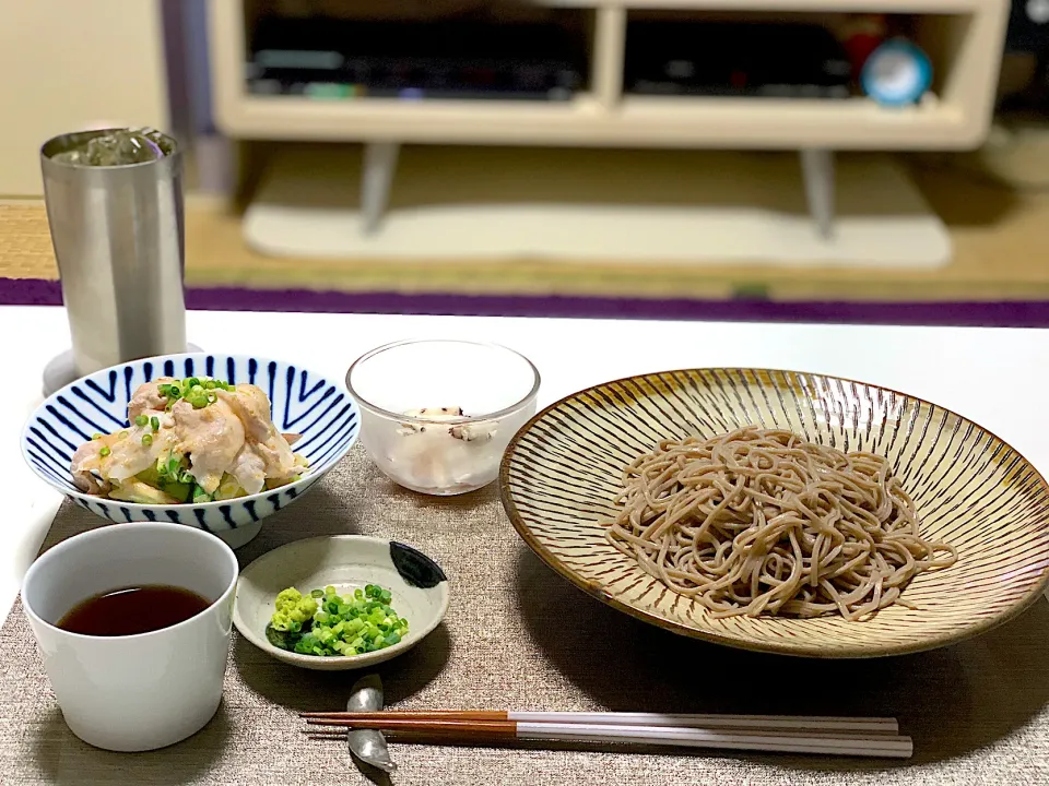 Snapdishの料理写真:晩ごはん、もり蕎麦。冷しゃぶサラダ、山芋の梅しそ和え。|yukiさん