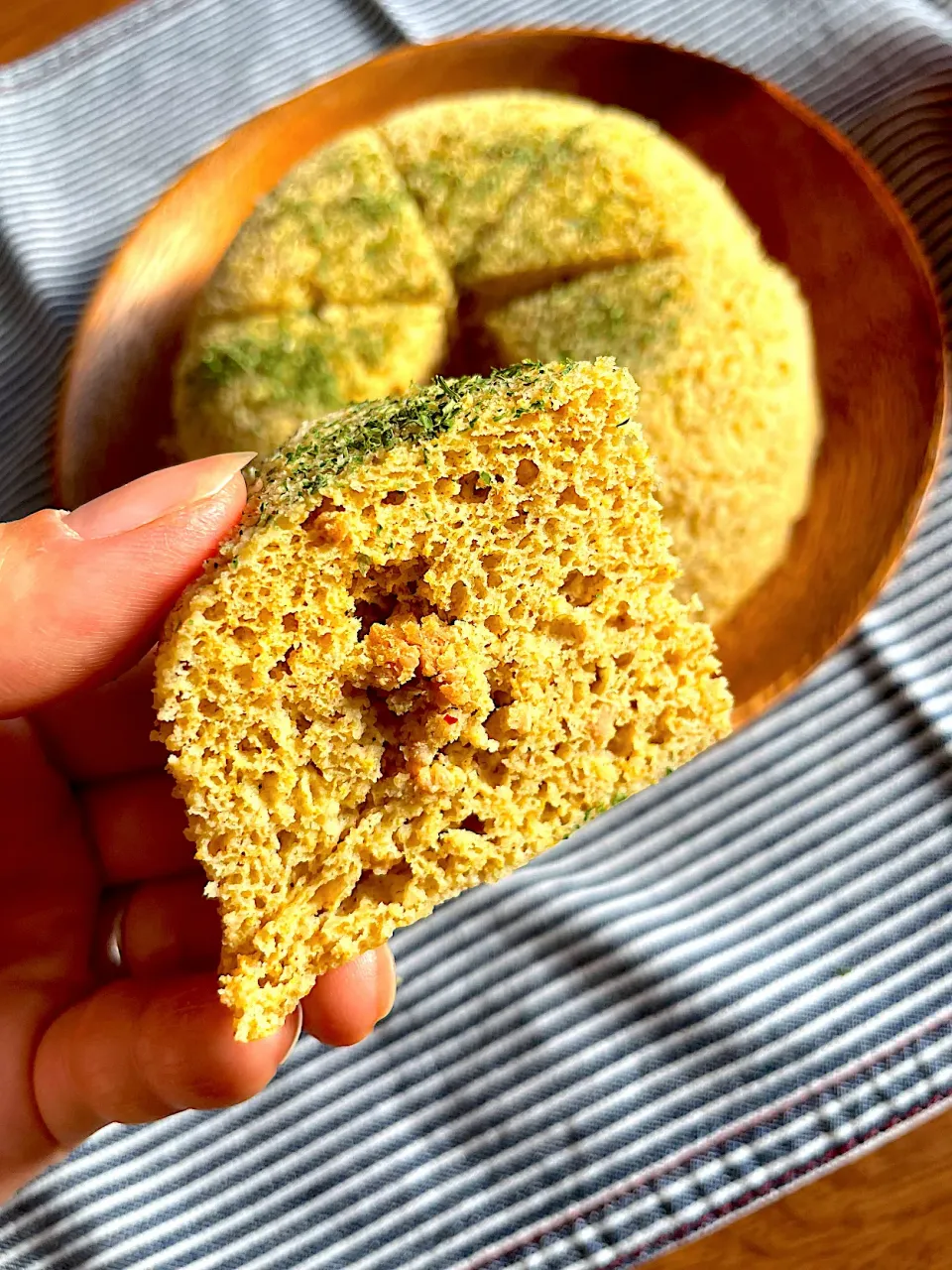 Snapdishの料理写真:ピリ辛そぼろ入りカレー風味おから蒸しパン🍛|かなさん