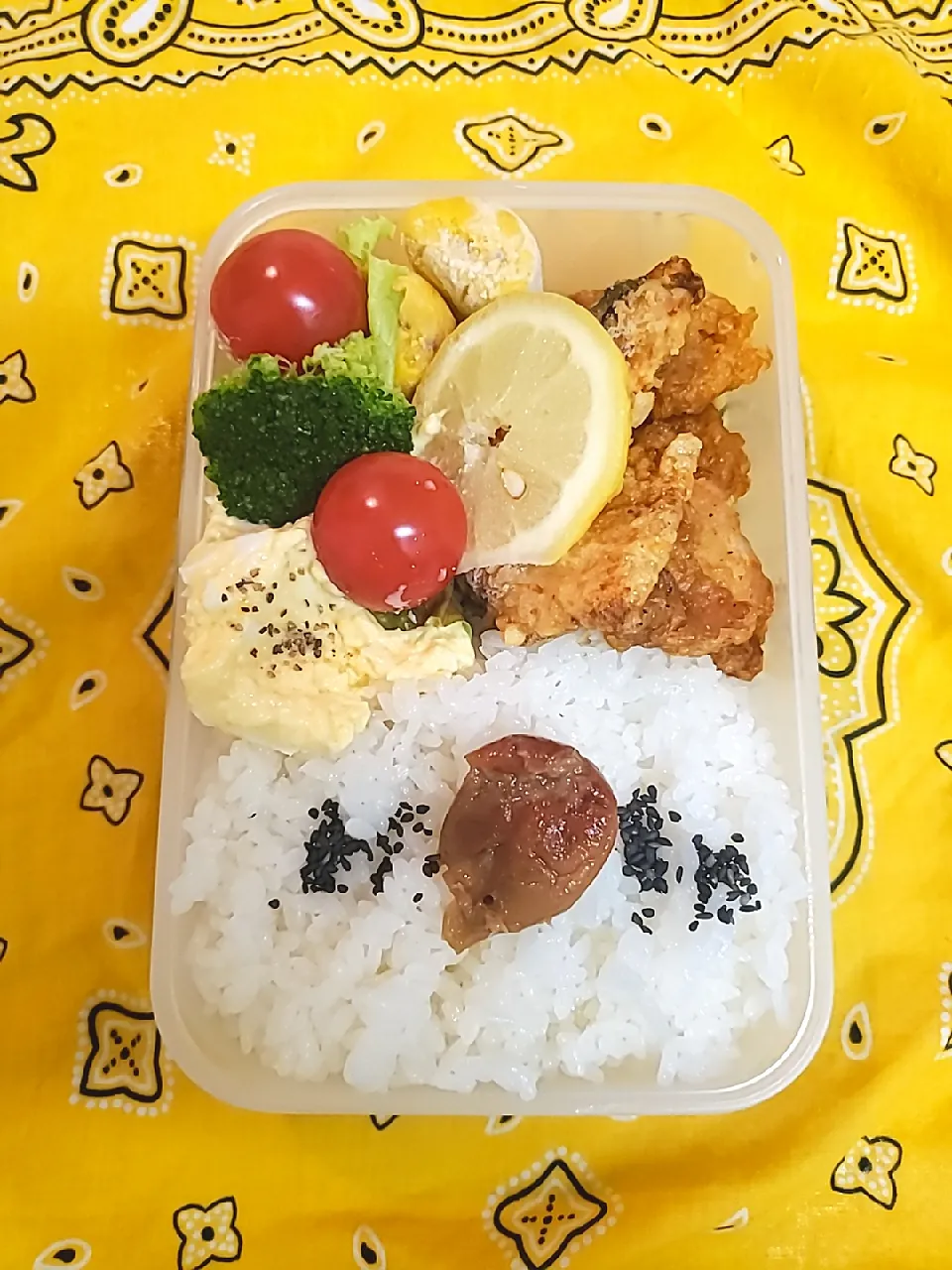 Snapdishの料理写真:業スー活用弁当
*鯖の竜田揚げ
*たまごサラダ
*スライスレモン
*スイートポテト
他は自前|ひかまむさん