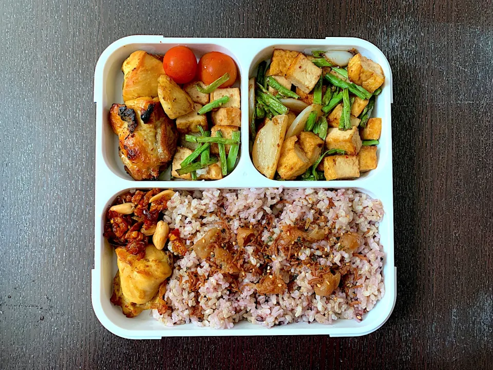 Oseng tahu kacang & ayam bakar Bento|yeni kartikasariさん