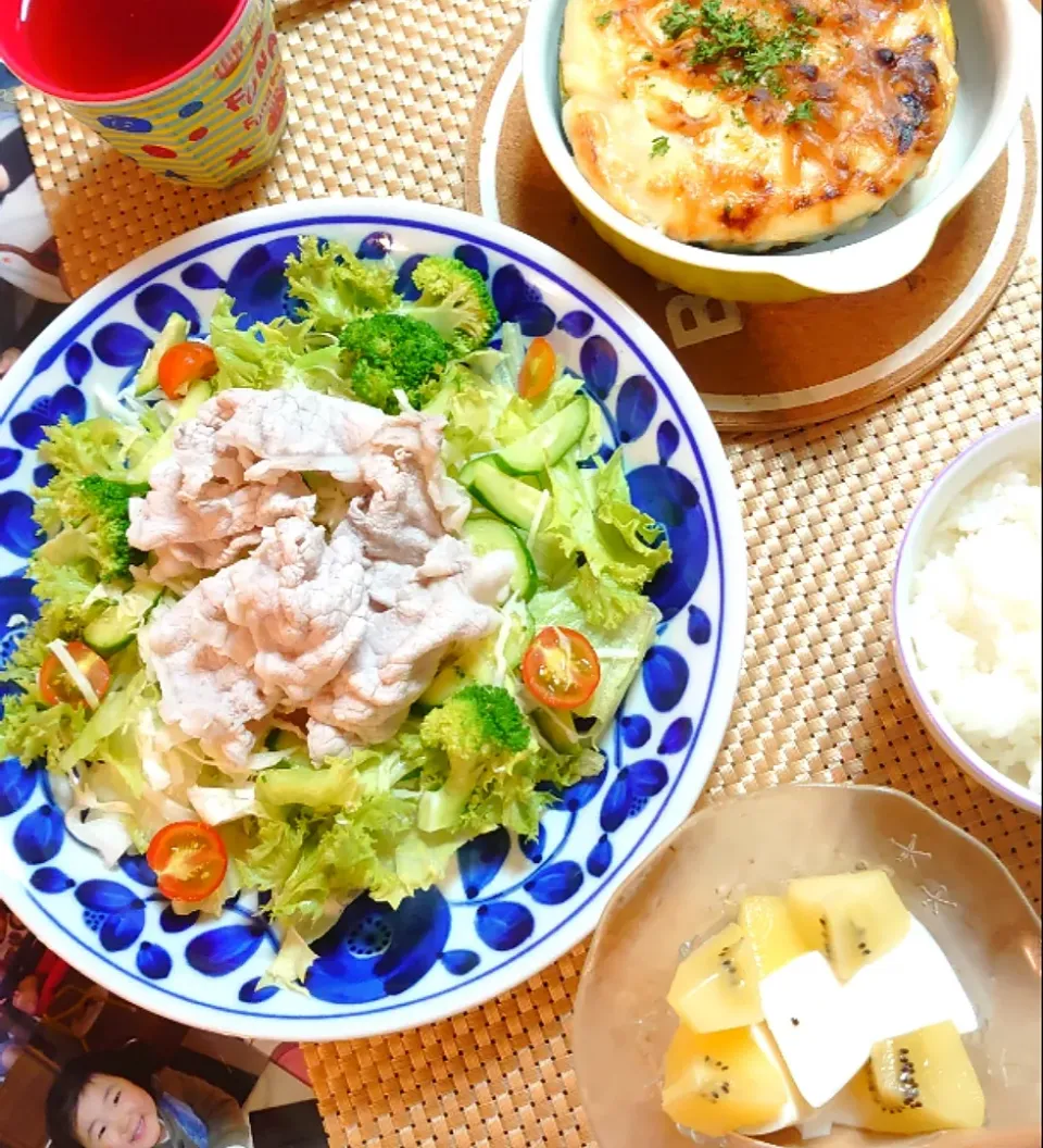 豚しゃぶサラダ、小かぼちゃでグラタン、カルディの杏仁豆腐で夕ご飯🍴|ポチさん