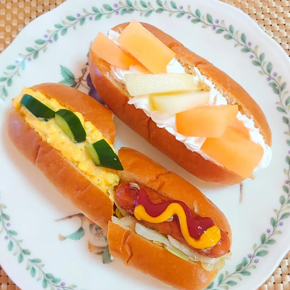 超熟パンでタマゴ、キャベツとウインナー炒め、生クリームとメロンで朝ご飯🌅|ポチさん