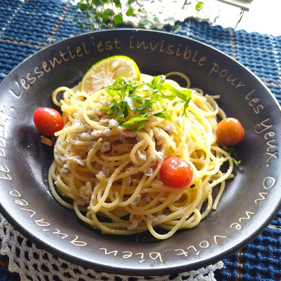 Snapdishの料理写真:生しらすの簡単パスタ🌶|とまと🍅さん