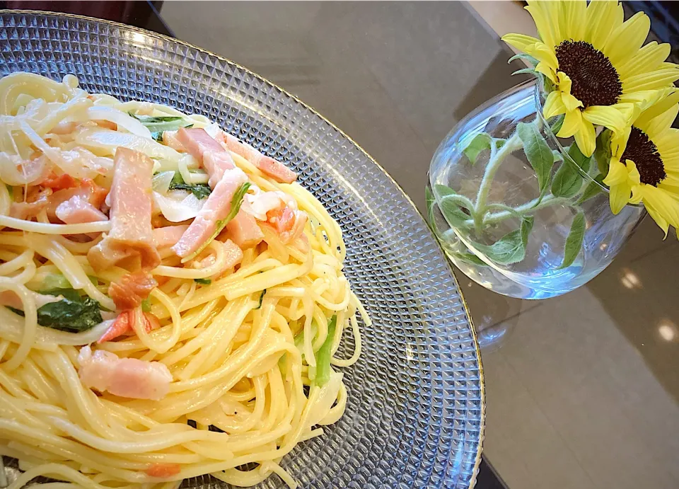 Snapdishの料理写真:夏休みの簡単ランチ🍝ベーコンと適当お野菜でクリームスパゲティ✨✨|Chieさん