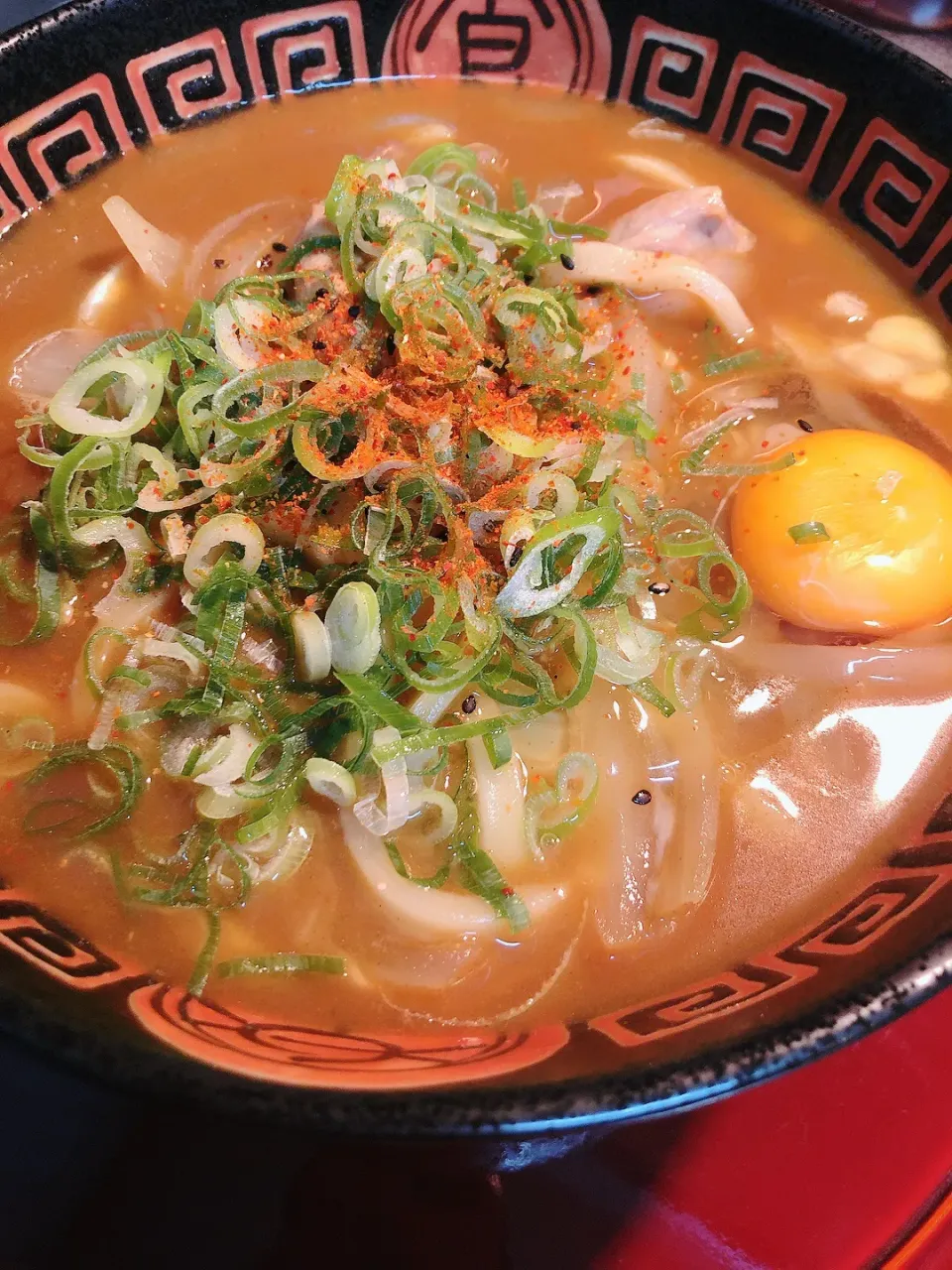 Snapdishの料理写真:玉葱と鶏肉の月見カレーうどん🌶|海斗さん