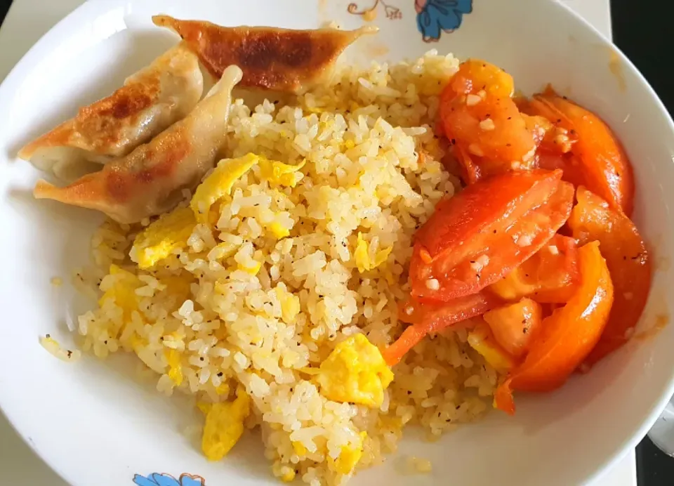 Garlic egg fried rice 5 Aug 2021 Lunch 
Japanese Gyoza 
Tomatoes 🍅|🌷lynnlicious🌷さん