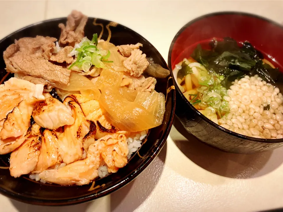 炙りとろサーモン牛丼＋わかめうどん半玉 ¥700|Blue Moon Caféさん