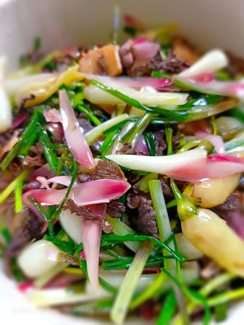 local traditional borneo stir fry vege called losun. It's a mix of scallions, white Borneo chilli, torch ginger flower, wild mushrooms and stir fry with dried s|Janz Maribelleさん