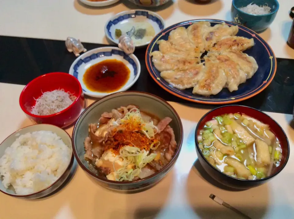 肉豆腐。。。牛丼の残りで。
餃子。。。。ラー油のタレと柚子胡椒のタレで。
しらす。。。大根おろしで
味噌汁。。。大根とお揚げさんで|Takeshi  Nagakiさん