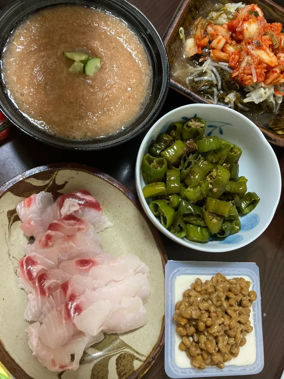 8月5日晩ご飯。友人が釣った鯛のお刺身、ガスパチョ、まんがんじ、もずくもやしキムチ、納豆豆腐。|あやさん