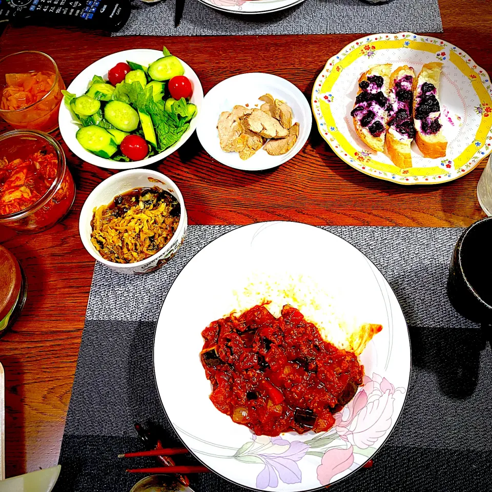 夏野菜と合い挽きでキーマカレー、サラダ、ブルスケッタの残り、残り物|yakinasuさん