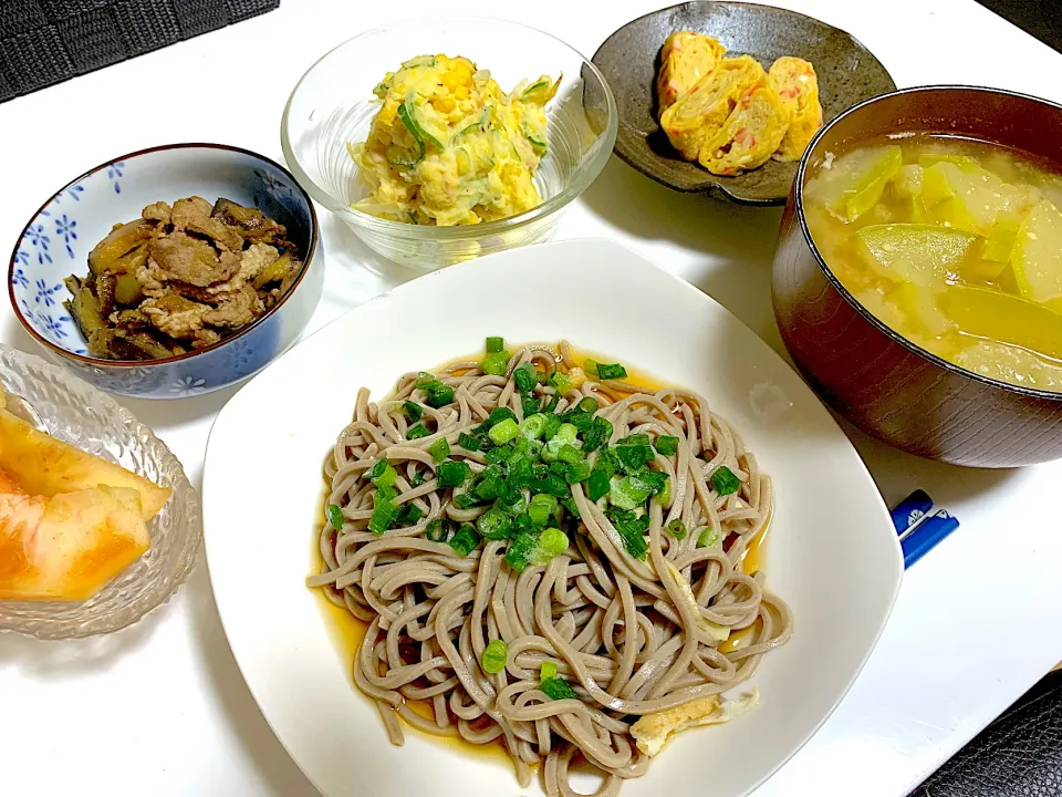 蕎麦　豚とナスのおろし炒め　ポテトサラダ　カニカマ卵焼き　夕顔の味噌汁　桃|ゆさん