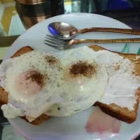 poched eggs on cheese Toast|partapさん