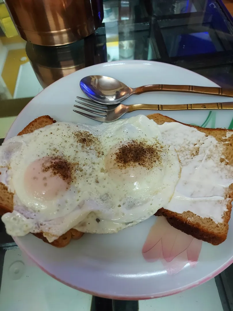 poched eggs on cheese Toast|partapさん