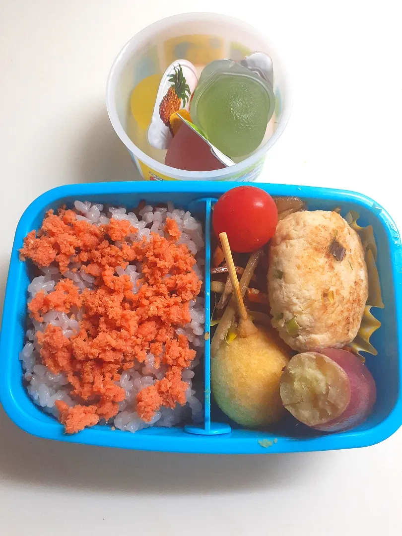 Snapdishの料理写真:☆小１弁当☆鮭ごはん、金平牛蒡、チーズドッグ、大葉入り豆腐バーグ、焼き芋、ミニトマト、ミニゼリー|ｼｮｺﾗさん