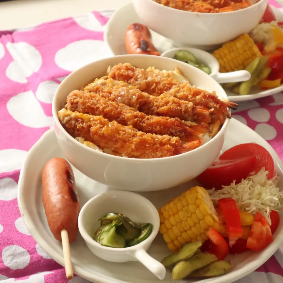 Snapdishの料理写真:高校生男子＆中学生男子夏休み置きランチ🍱エビフライ丼|なかじー。さん