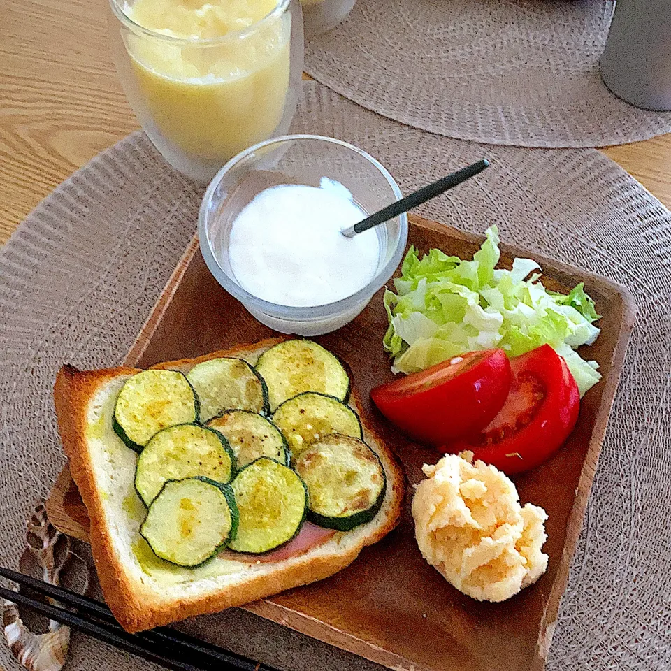 ズッキーニのオープンサンドで朝食|ツインうさぎさん