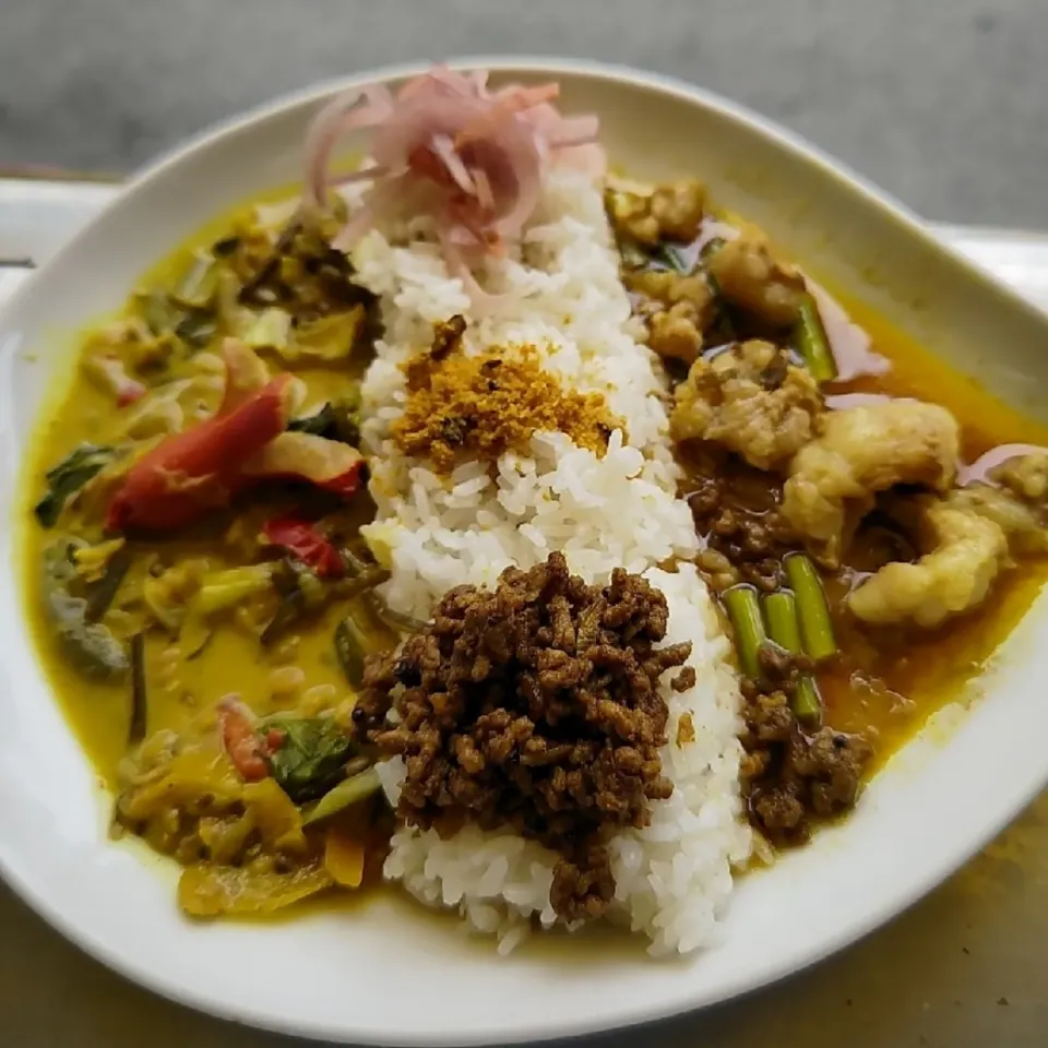 ホルモンカレーと３色パプリカとチンゲン菜のミックスダルカレーのあいがけカレーwithタコさんウインナー🐙|ふじわらたくやさん