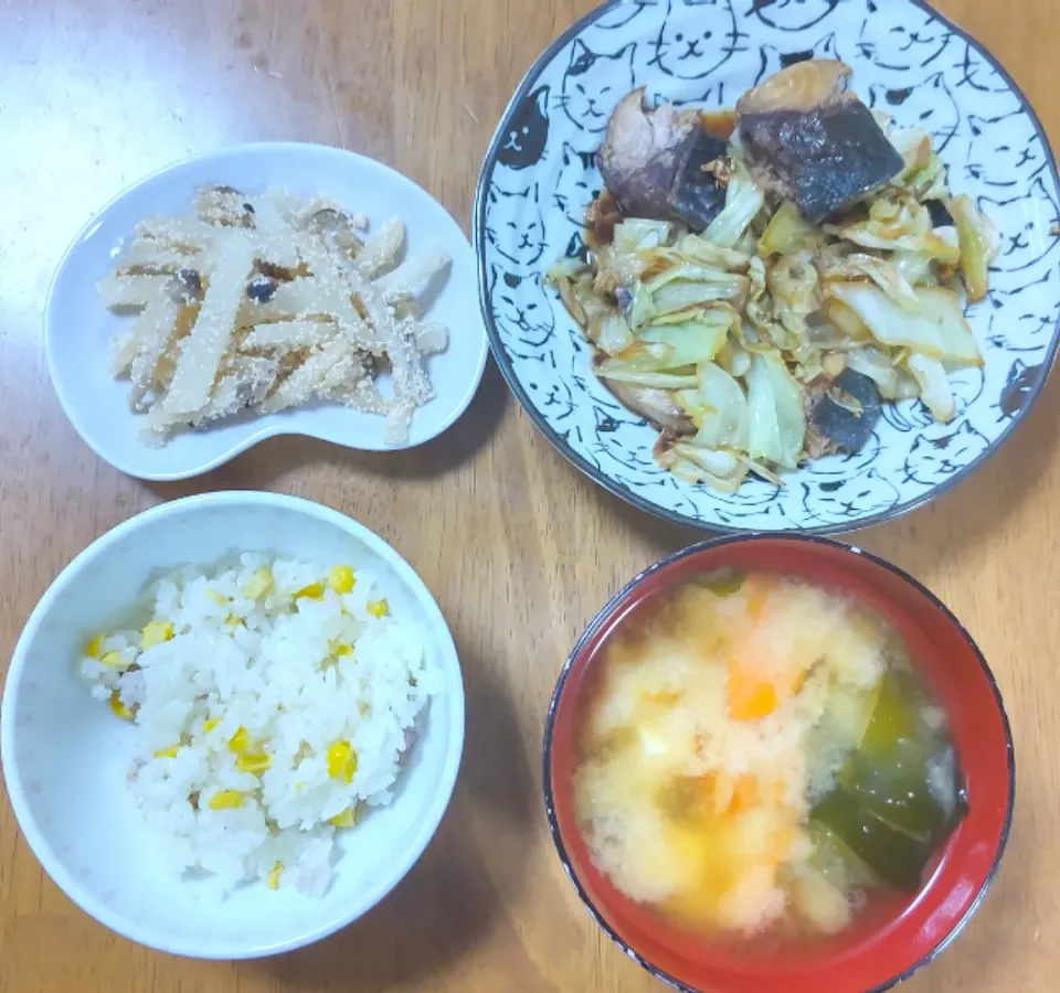 Snapdishの料理写真:８月５日　鰤のガリバタ炒め　大根としめじのたらこ炒め　にんじんと豆腐とわかめのお味噌汁|いもこ。さん