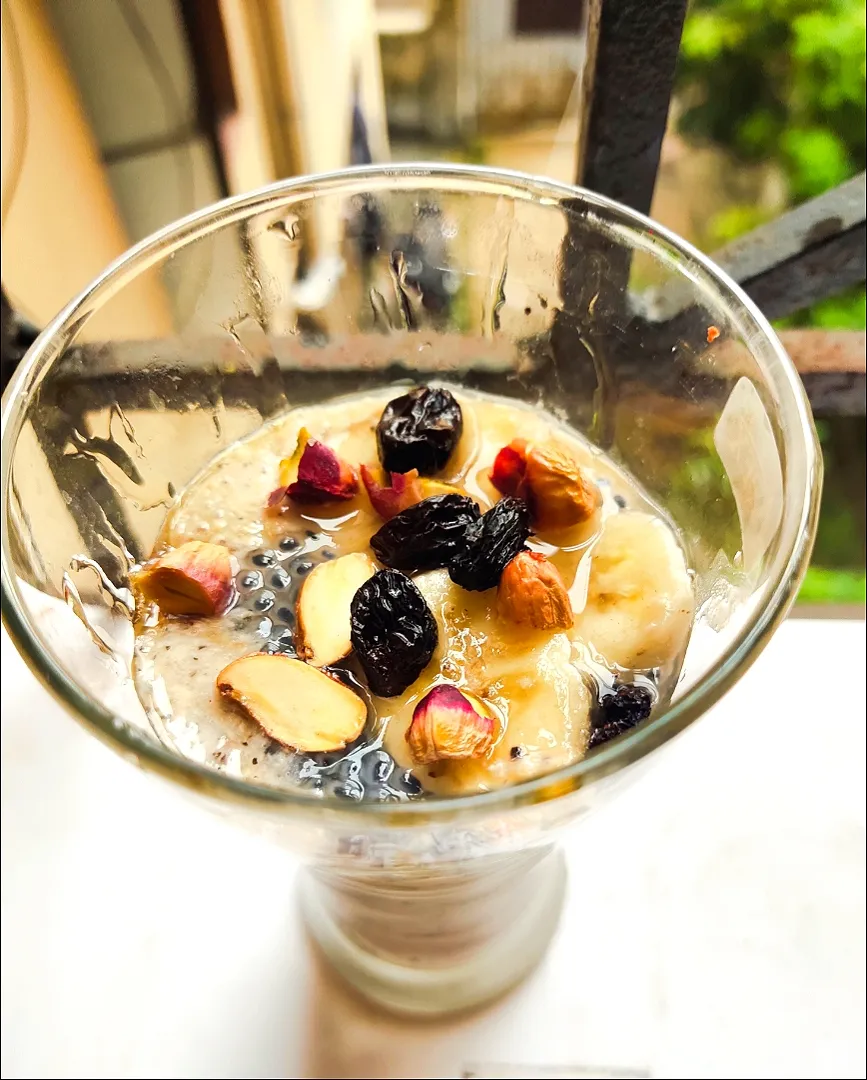 Snapdishの料理写真:Banana Dry fruits Basil seeds smoothie|Poulami Chatterjeeさん