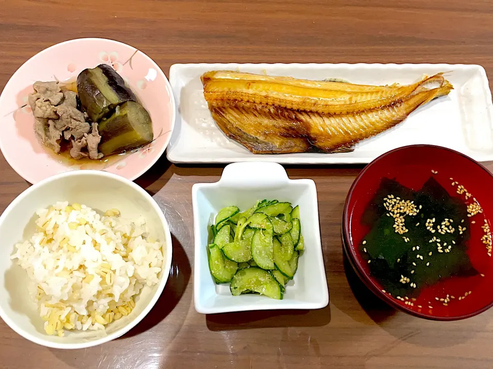 Snapdishの料理写真:きゅうりの中華風ごま和え　わかめスープ　ホッケの干物　なすと豚肉のしみしみ煮|おさむん17さん