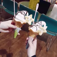 Snapdishの料理写真:せんべいの乗ったソフトクリーム|mo lさん