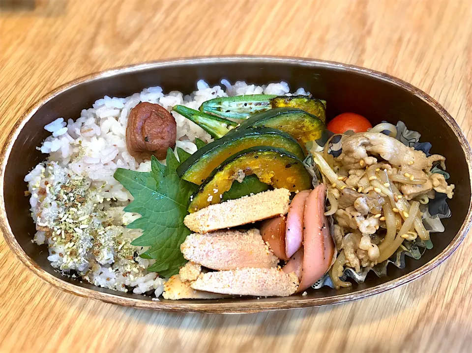 サラ弁　　　　　　　　　　　　　　　　　　豚ロースともやしのタレ炒め　南瓜とオクラのソテー　焼き辛子明太子|じゅんさんさん