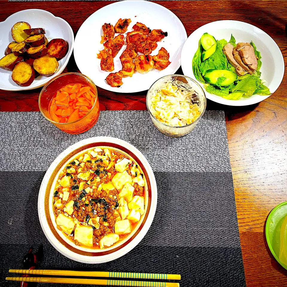 Snapdishの料理写真:鶏モモ肉ガリ塩焼き、薩摩芋の蜂蜜焼き、麻婆豆腐鶏肉がメインにするほど量がなくて、冷蔵庫にあるもので、麻婆豆腐を作る事にしました。|yakinasuさん