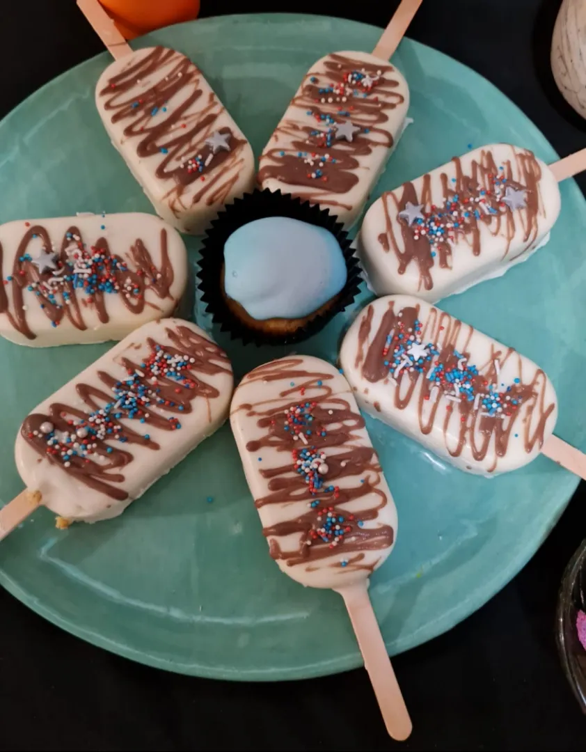 Vanilla and white choc cakesicles|Zaakirah Hattasさん