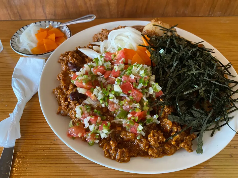 チリコンカン夏と極辛キーマクラシックのりだくのあいがけ🔥🍛味玉トッピング🥚ピクルスマシマシ🥒|buhizouさん