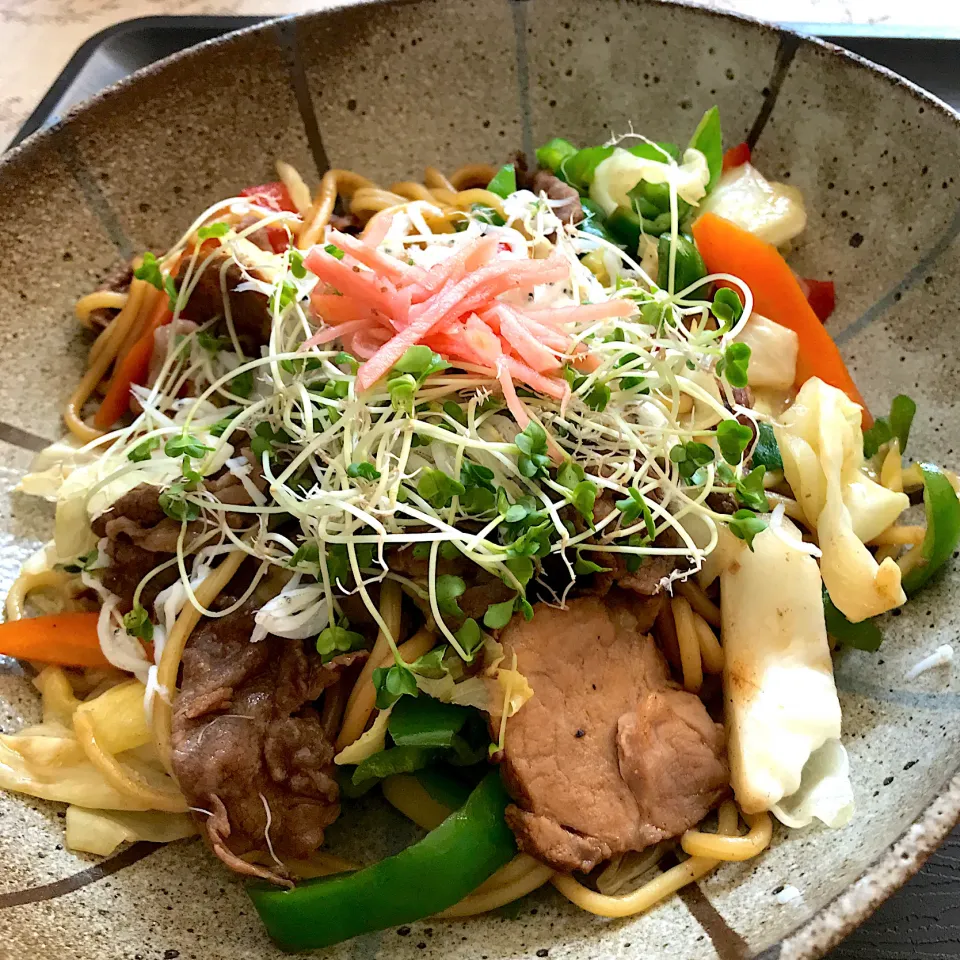 Snapdishの料理写真:牛しゃぶしゃぶ肉と手作り焼豚の入った豪華焼きそば～💕|てるみさん