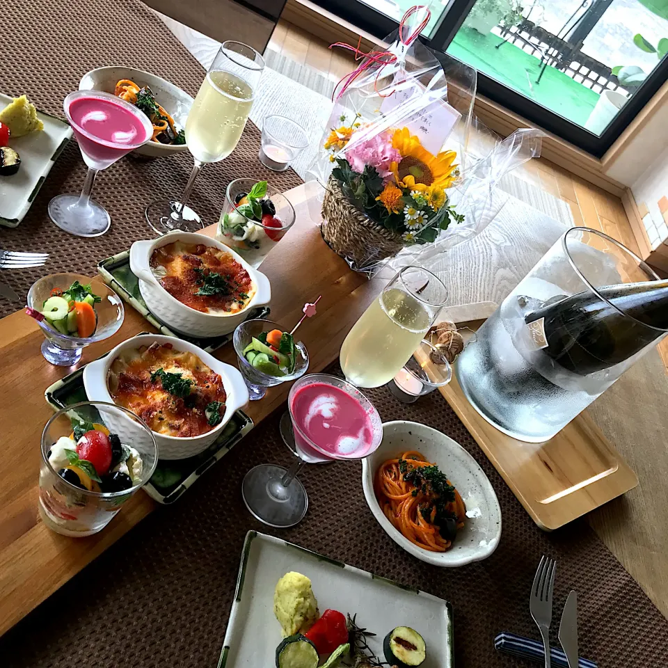 Snapdishの料理写真:ご近所さんと〜お久しぶりに　ビーツ冷製スープに糀甘酒　シーフードグラタン　ハーブチキンのベリーソース　シャンパン|izunさん