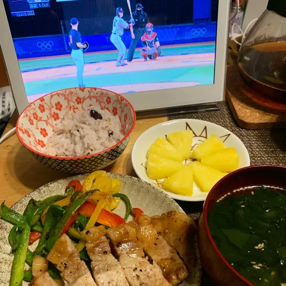 Snapdishの料理写真:豚肉ソテーで夕飯🥩|みっこちゃんさん