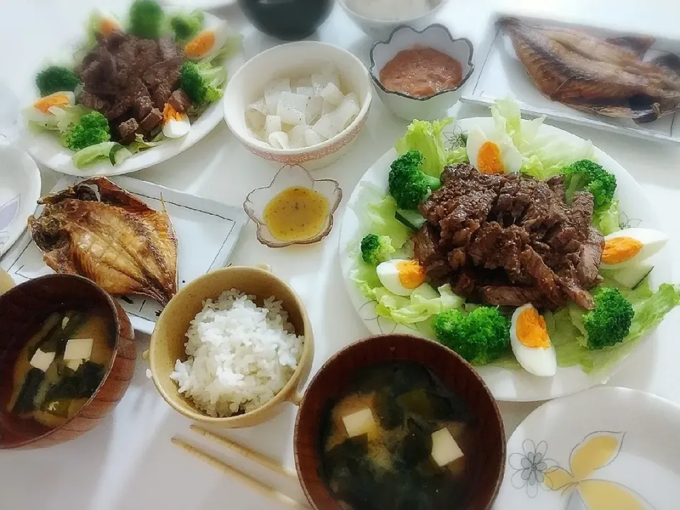 夕食(*^^*)
ステーキ&サラダ🥗
焼き魚(アジ)
刺身こんにゃく
イカの塩辛
お味噌汁(わかめ、豆腐)|プリン☆さん