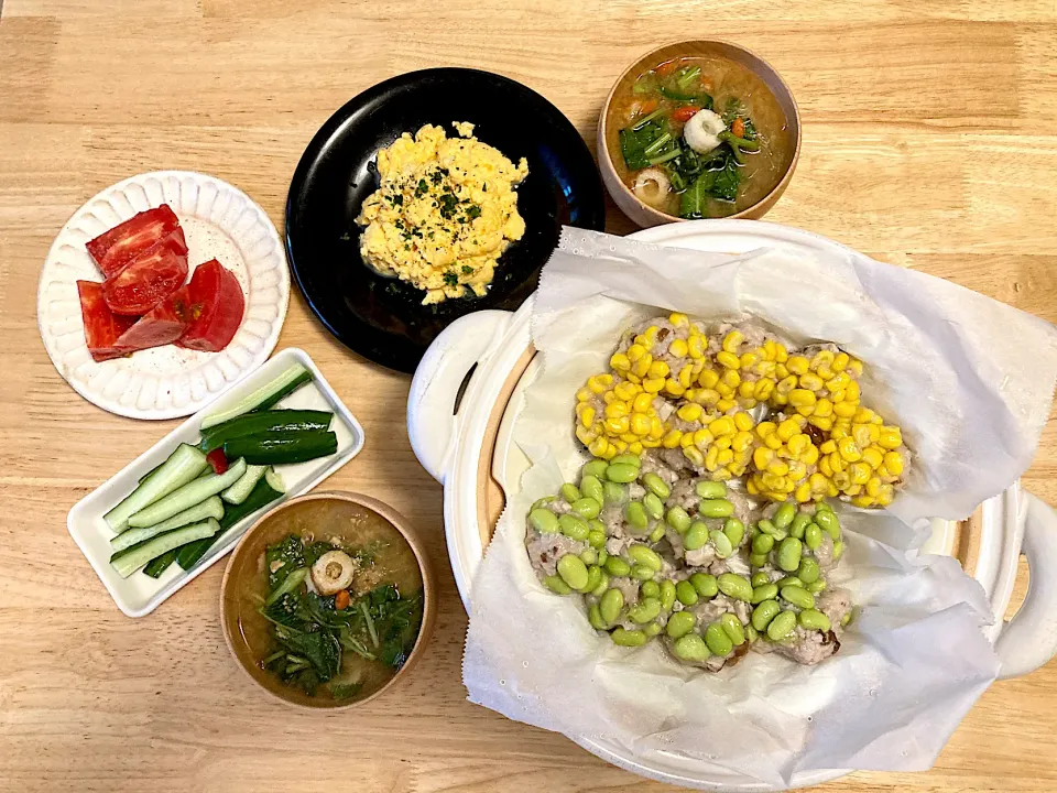 シュウマイもどき2種、竹輪と空芯菜と春雨のお味噌汁(甘酒入り)、チーズスクランブルエッグ、岩塩トマト、きゅうりのピクルス🥒😋|さくたえさん