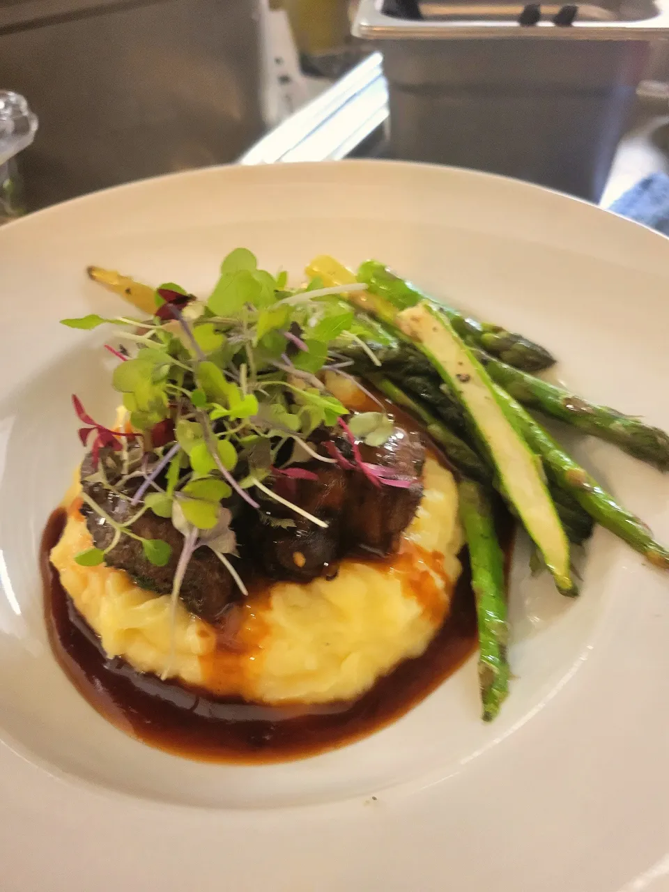 red wine braised beef tips over mashed potatoes..|Charlie Hustleさん