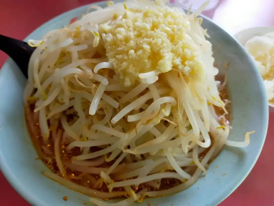 東金市くるまやラーメンの味噌ラーメンは650円にもやしトッピング50円プラスでこのボリューム。旨いけど、食後のニンニク臭が周囲にちょっと迷惑レベル😅|フージさん