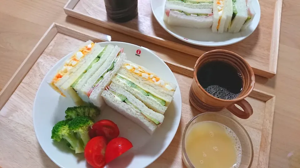 Snapdishの料理写真:朝ごパンのサンドイッチ
  たまご、ハム＆きゅうり、クリチ＆ハム
王林🍏ジュース
サラダ|A-YA-YA-YAさん