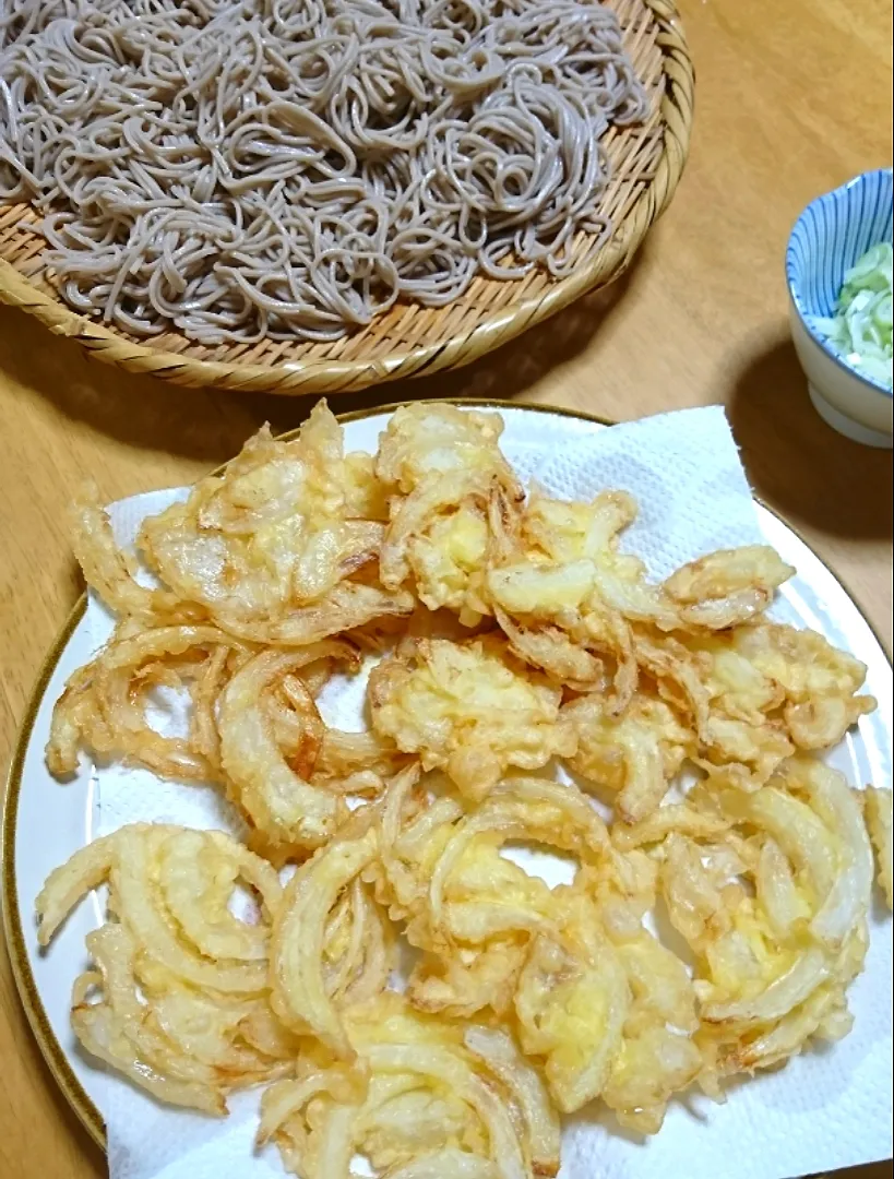 Snapdishの料理写真:お昼は
玉ねぎのかき揚げと蕎麦|しまだ ちえこさん