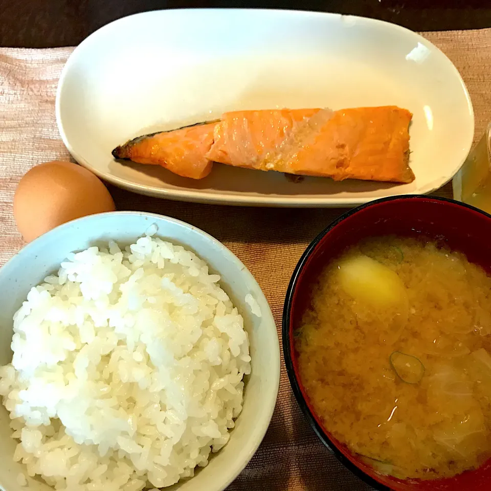 Snapdishの料理写真:焼鮭、たまご、じゃがいもと玉ねぎキャベツの味噌汁|純さん