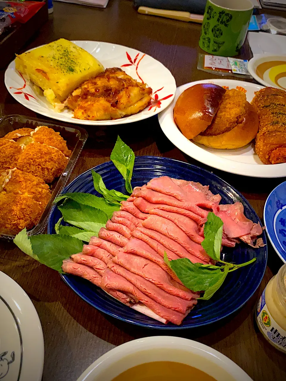 ローストビーフ　グレイビーソース　ホースラディッシュ　チキンステーキシャリアピンソース　ハムとマッシュポテト焼き　チーズフォンデュコロッケ＆焼きもろこしコロッケ　十六穀ごはん　メンチカツバーガー　ソーセージドッグドーナツ　大麦ととうもろこしでお茶|ch＊K*∀o(^^*)♪さん