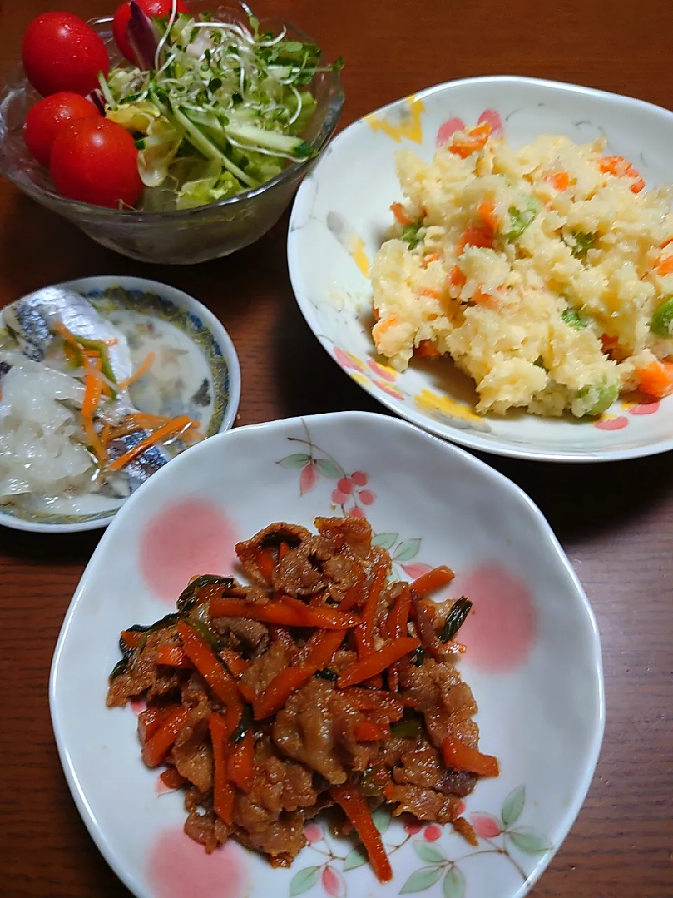 牛肉スタミナ炒め
アジ南蛮漬け
ポテトサラダ
サラダ|ぱやさん