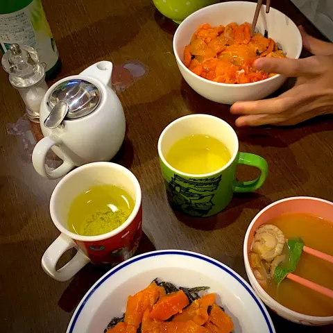 「モロヘイヤ」を使ってみたSnapdishの料理・レシピ写真:サーモン丼　焼き海苔　十六穀ごはん　帆立とモロヘイヤのお味噌汁　お茶