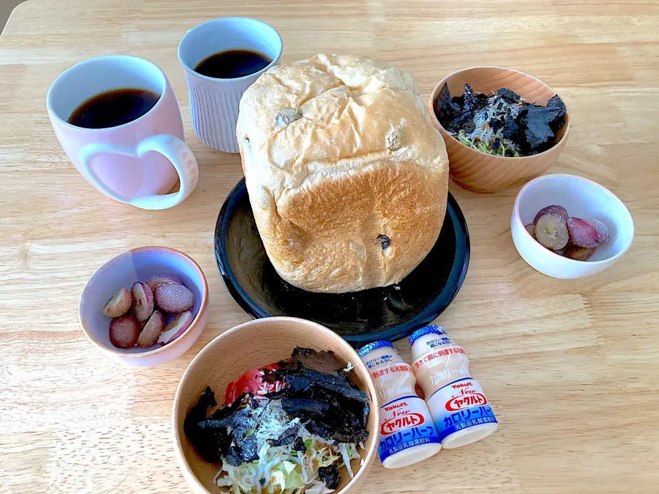 朝焼き！甘酒ぶどうパンドミ🍞、キャベツしらすトマトの海苔サラダ、冷凍ブドウ、ヤクルト、珈琲の休日まったり朝ごはん❣️|さくたえさん