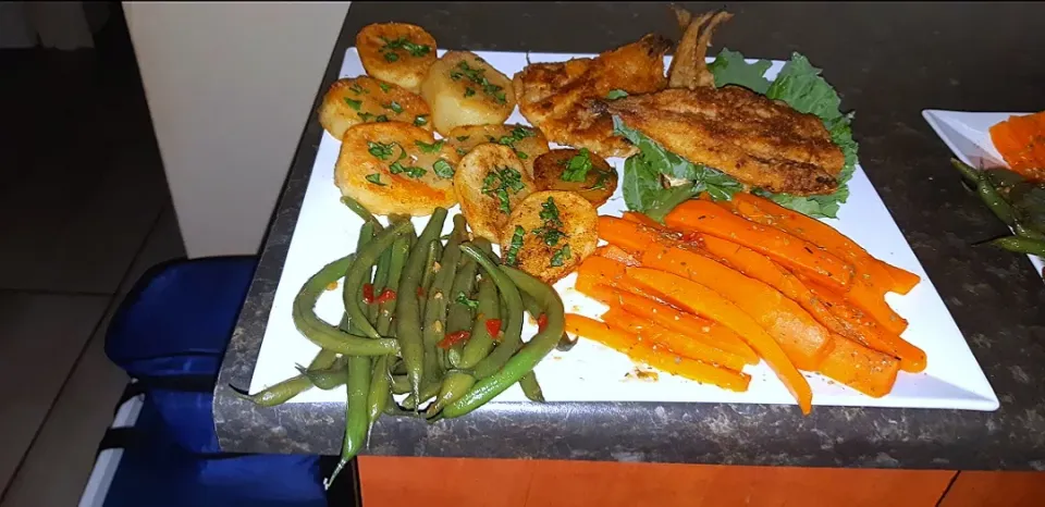 Fish , potatoes,  green beans,  and carrots|Mabundza Kitchenさん