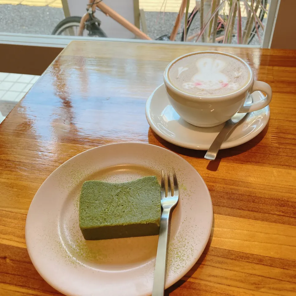 Snapdishの料理写真:抹茶のテリーヌとカフェラテ☕️|ちゃみこさん